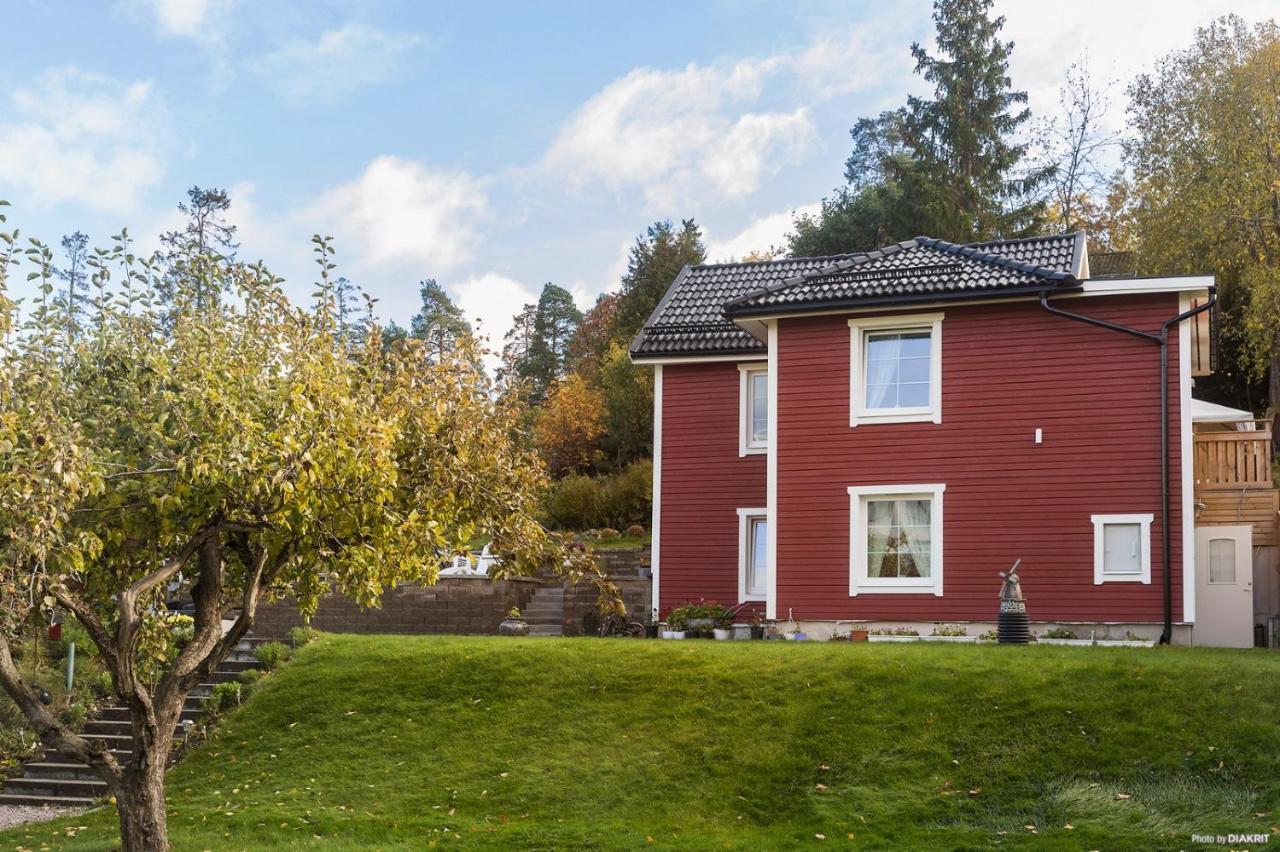 Charming Apartment In A Red House In ストックホルム エクステリア 写真