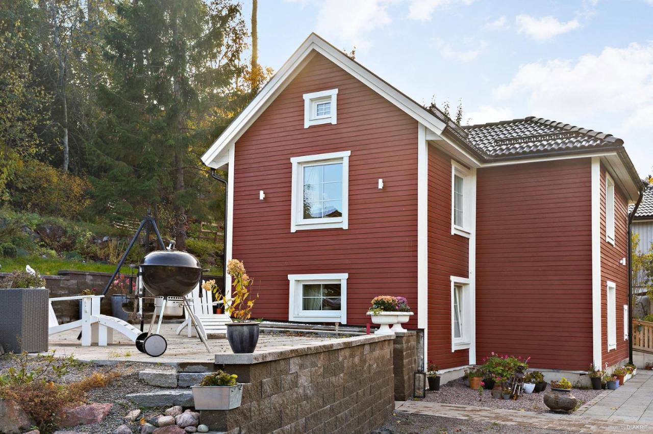 Charming Apartment In A Red House In ストックホルム エクステリア 写真