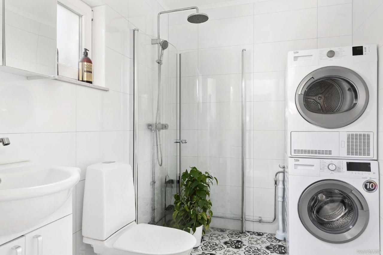 Charming Apartment In A Red House In ストックホルム エクステリア 写真